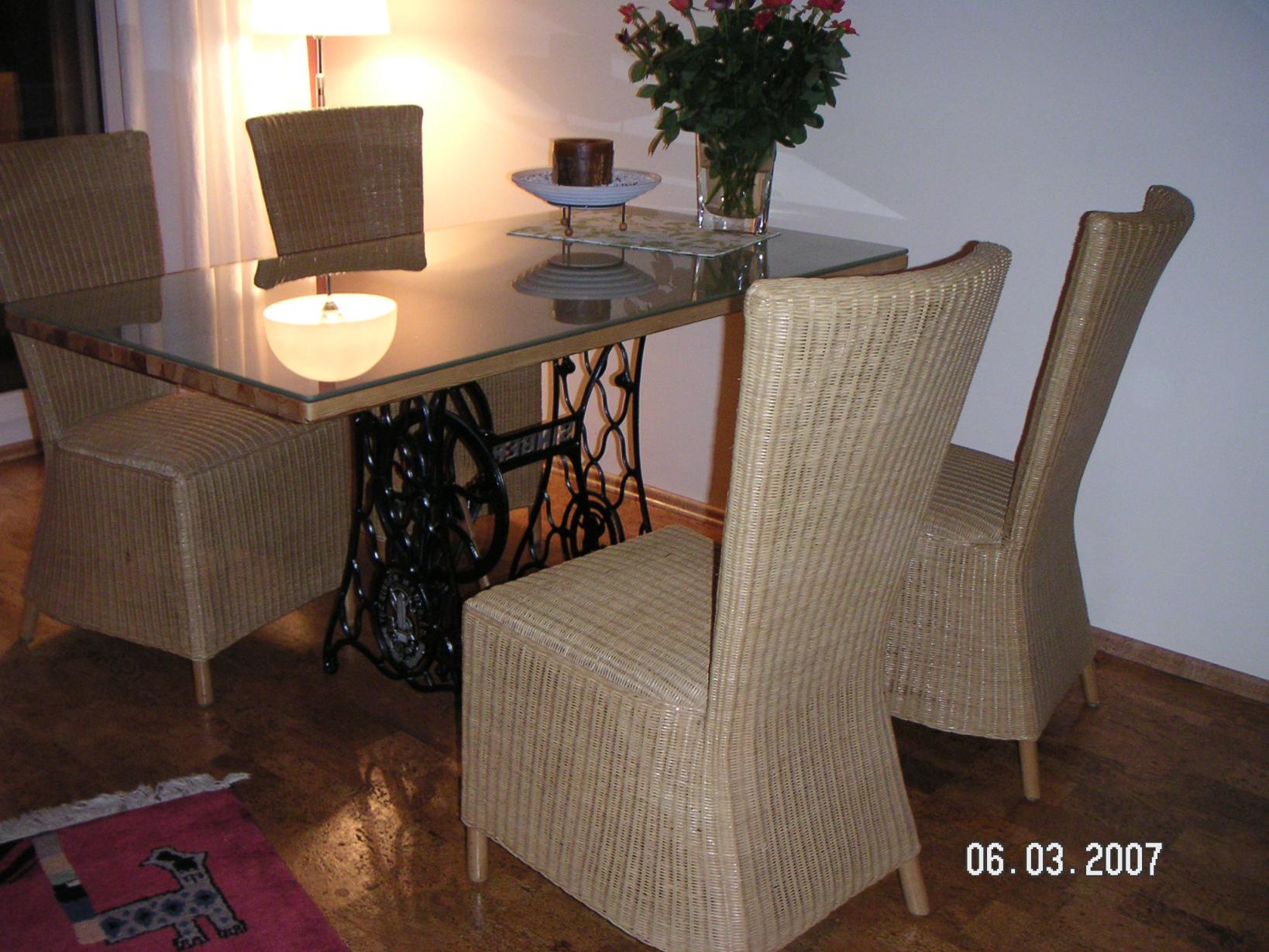 Sehr schöner Esstisch + 4 Korbstühle - Speisezimmer, Eßecke