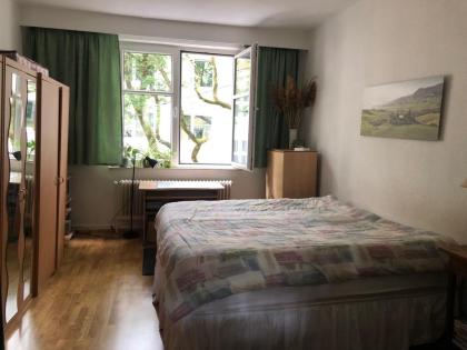 Helle Altbauwohnung in grüner und zentraler Lage