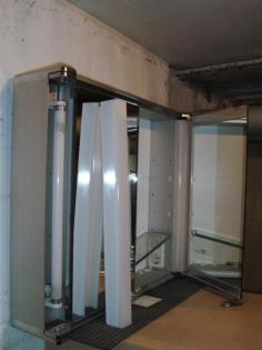 Voll verspiegelter Hängeschrank mit Beleuchtung...