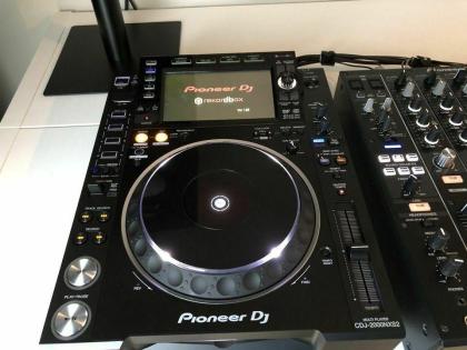 2 x Pioneer DJ CDJ-2000 NXS2