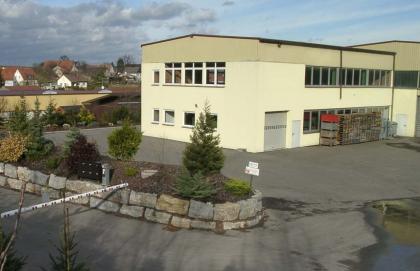 1850 m² Warmhalle 240 m² Büro 1500 m² Freifläche zu vermieten