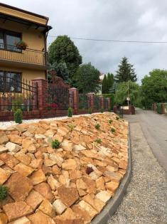 Stein auf den Hängen im Garten