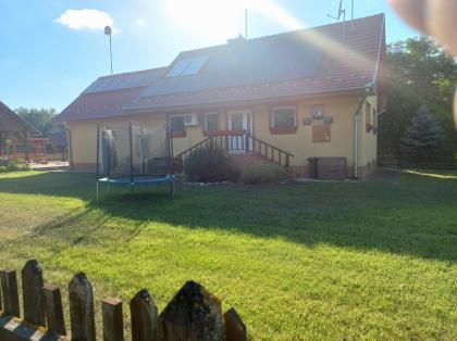In Ungarn ein schönes Bauernhof mit Sonnenkollektor und kleiner Viehhof und viel