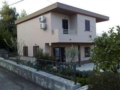 Kroatien; Trogir; Haus mit Pool, 2. Reihe.