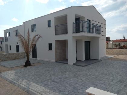 Doppelhaushälfte von 130 m2 in Vrsi, Zadar 200 METER VOM STRAND; MEERBLICK