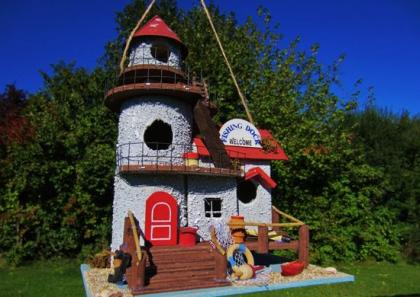 Vogelhaus Nistkasten Vogeltränke Vogelhäuschen