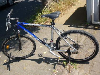 (62) 24 Gang 26 Zoll Gabel gefedert ALU-RAHMEN Rh 50 LEADER