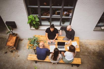 Arbeitsplatz in grünem und persönlichem Ambiente