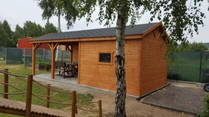 FERIENHAUS GARTENHAUS GARTENLAUBE ÜBERDACHUNG KLEBEDACH HOLZ USTKA 2IN1 5x3m