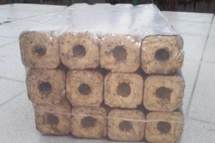 Premium Holzbriketts PiniKay Hartholzbrikett.