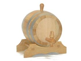 Holzschuhe und Holzfässer