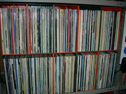 CDs und Vinyl-Schallplatten in gutem Zustand