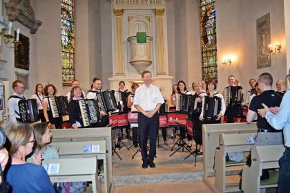 Dresdner Orchester „Akkamerata“ lädt ein. Leitung Duo „Akkordeon Virtuosi“ Dresd