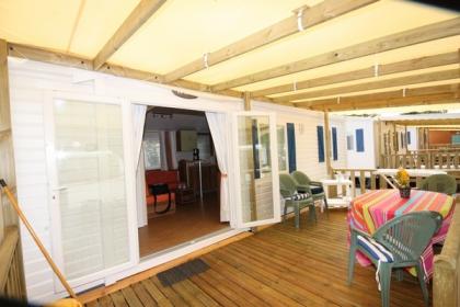 Chalets vieler Groessen auf Kon Tiki-Urlaub direkt am Sandstrand von St.Tropez