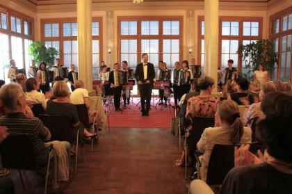 Orchester „Akkamerata“ lädt ein. Leitung Duo „Akkordeon Virtuosi“ Dresden