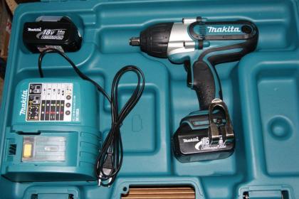 Makita BTW450 Schlagschrauber 18V, 2Akkus, Ladegerät und Koffer | NEU