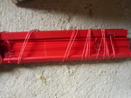Neues rotes Jalousie  140x160cm zu verkaufen aus Kunststoff