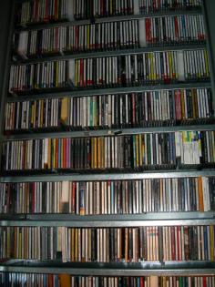 CDs und Vinyl-Schallplatten in gutem Zustand