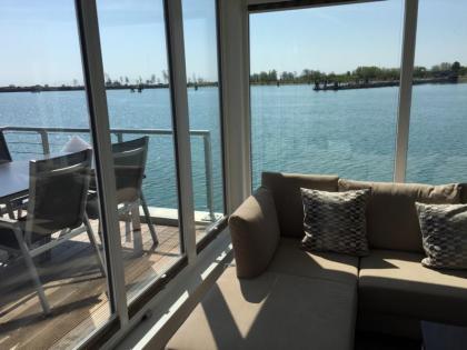 Schwimmendes Haus/ Floating Home/ Hausboot ANTARES ONE