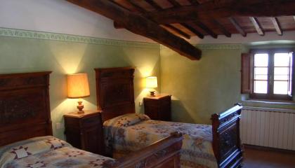 Landhaus umgeben von Olivenhainen und Weingärten, Chianti, Toskana