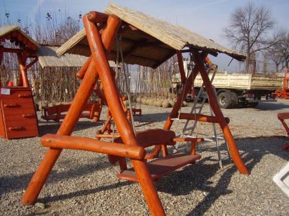 Überdachte Massivholzgarnituren, Tisch mit Bänken zusammengebaut, rustikal, wund