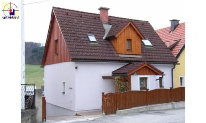 Schmuckhäuschen in sonniger Au