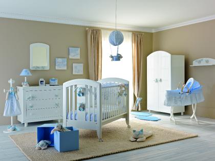 Hochwertige Babymöbel für das komplette Kinderzimmer mit Kinderbett, Wiege, Baby