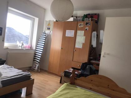 Gemütliche 2 Zimmerwohnung mit Einbauküchenzeile, Bad, WC, Balkon, Gartennutzung