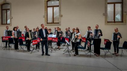 Orchester „Akkamerata“ lädt ein. Leitung Duo „Akkordeon Virtuosi“ Dresden