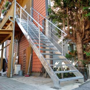 Metalltreppen aus Polen zum Garten, zur Terasse, Schmiedeeisenzaun, Tor aus Pole
