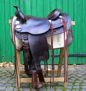 Westernsattel f.mittelbreite Pferde mit steiler Schulter