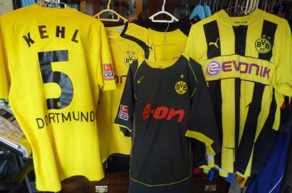 Fussball-TRIKOTS: BVB, St. Pauli, Leverkusen, Nürnberg ... siehe FOTOS!