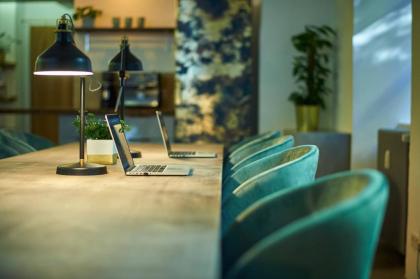 Arbeitsplatz in grünem und persönlichem Ambiente