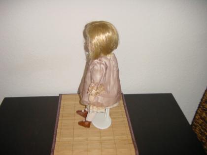 Designer Porzellanpuppe mit Puppenständer Künstlerpuppe Sammelpuppe Stehpuppe