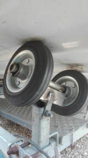 Motorboot mit Trailer ohne Motor