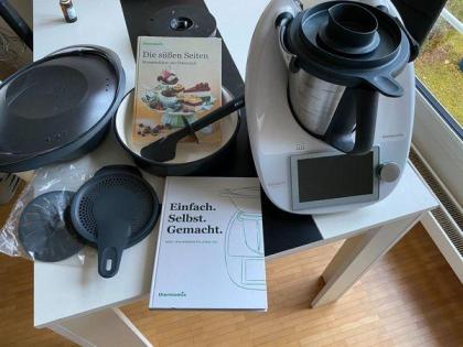 Vorwerk Thermomix TM5 avec Varoma, panier de garage, spatule, livre de cuisine