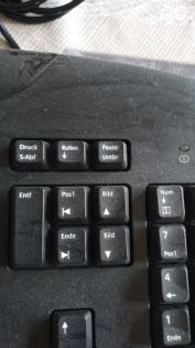 Computertastatur in schwarz, beidseitig abgerundet.  Keyboard