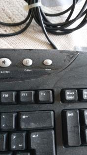 Computertastatur in schwarz, beidseitig abgerundet.  Keyboard