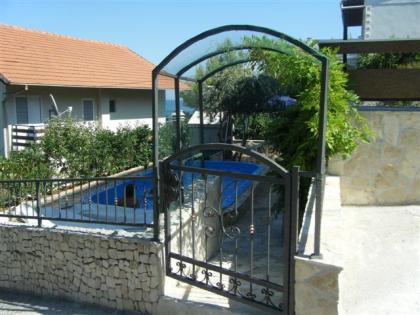 Kroatien; Trogir; Haus mit Pool, 2. Reihe.