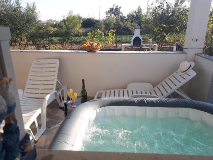 Fewo  mit Garten,Whierpool ,Pool,Grill und Parkplatz 10 Personen !!!!