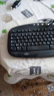 Computertastatur in schwarz, beidseitig abgerundet.  Keyboard