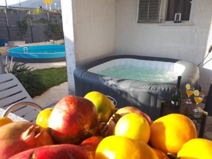Fewo  mit Garten,Whierpool ,Pool,Grill und Parkplatz 10 Personen !!!!