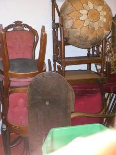 Ältere Requisiten, Ölbilder, Überseekoffer/Kronleuchter/ milit. Deko, Kleinmöbel