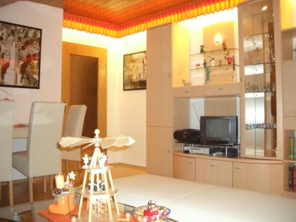 Moderne schöne helle Schrankwand