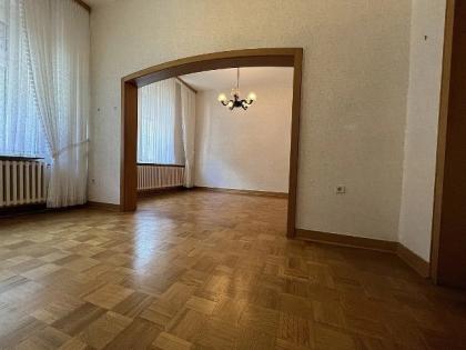 Bieterverfahren., renovierungsbedürftiges Altbau 4-Familienhaus mit Balkone und 