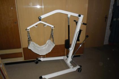 REHADAT-Personenlifter - fahrbarer Lifter mit Gurtsitz
