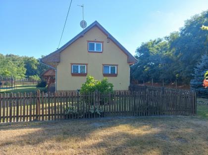 In Ungarn ein schönes Bauernhof mit Sonnenkollektor und kleiner Viehhof und viel