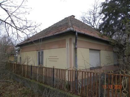 In Ungarn Kelebiia ein renovierungsbedürftiges Bauernhaus biilig zu verkaufen