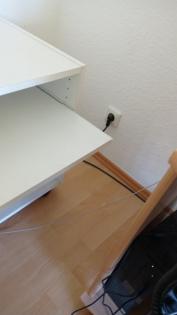 Weißen Rollwagen mit 4 weissen Rãdern.