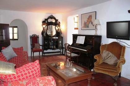 Finca/Cortijo mit Gästehaus auf großem Grundstück westlich von Estepona